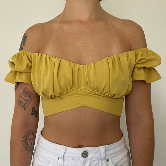 Yellow ruffle crop top - Picture 3 of 3